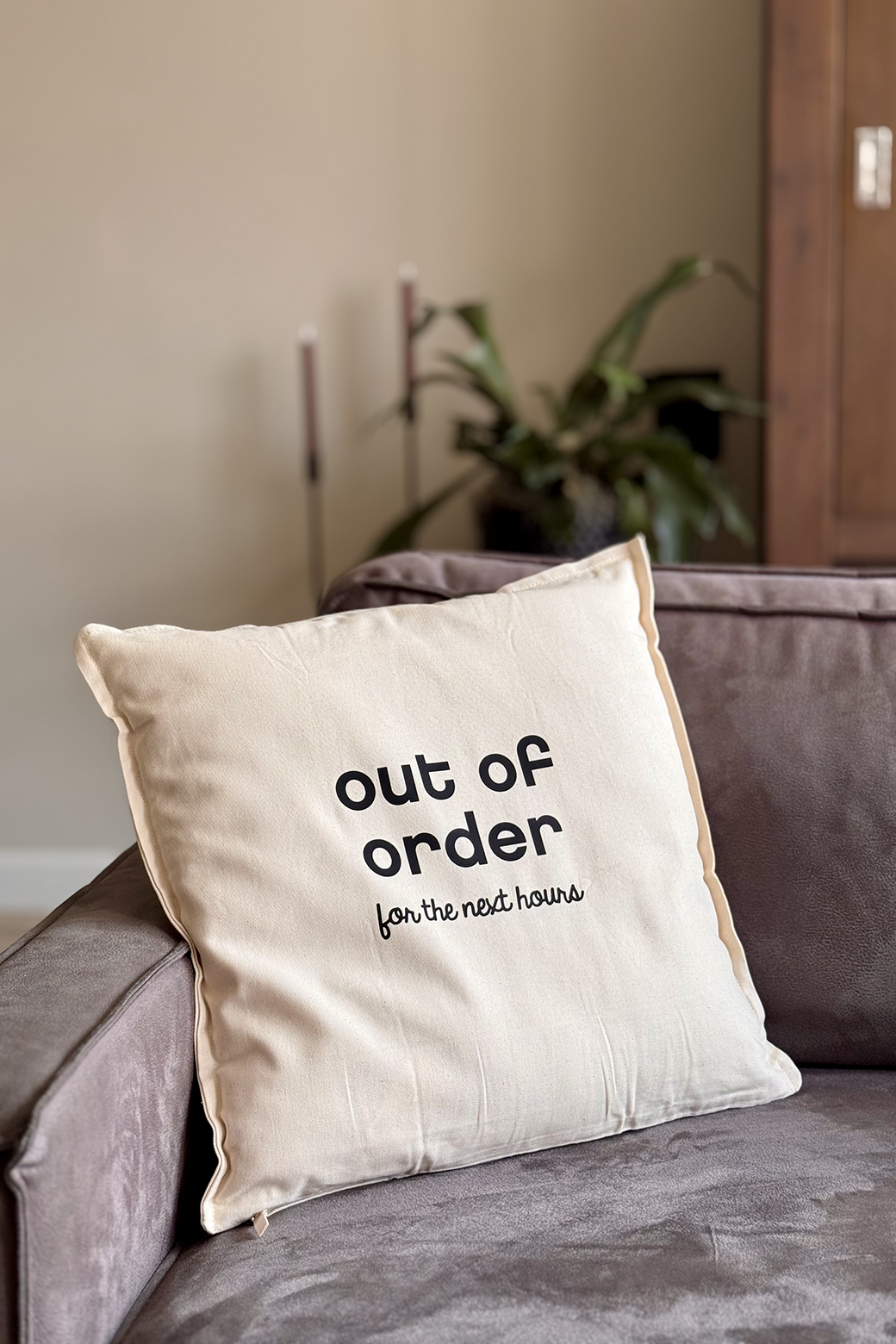 Creme kussen 'Out of order'