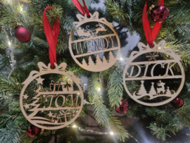 Houten kerstbal met uitgesneden naam