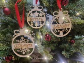 Houten kerstbal met naam erop gegraveerd