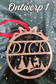 Houten kerstbal met uitgesneden naam