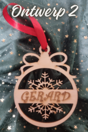 Houten kerstbal met naam erop gegraveerd