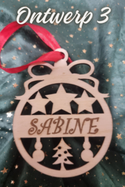 Houten kerstbal met naam erop gegraveerd