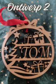 Houten kerstbal met uitgesneden naam