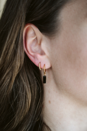Oorbellen zirconia bar black