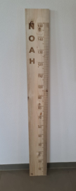 Groeimeter 150cm Steigerhout met de naam Noah