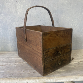 French chest of drawers with handle