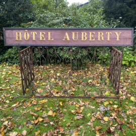 Uithangbord Hotel Auberty
