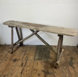 Primitieve lavandiere boomstam tafel