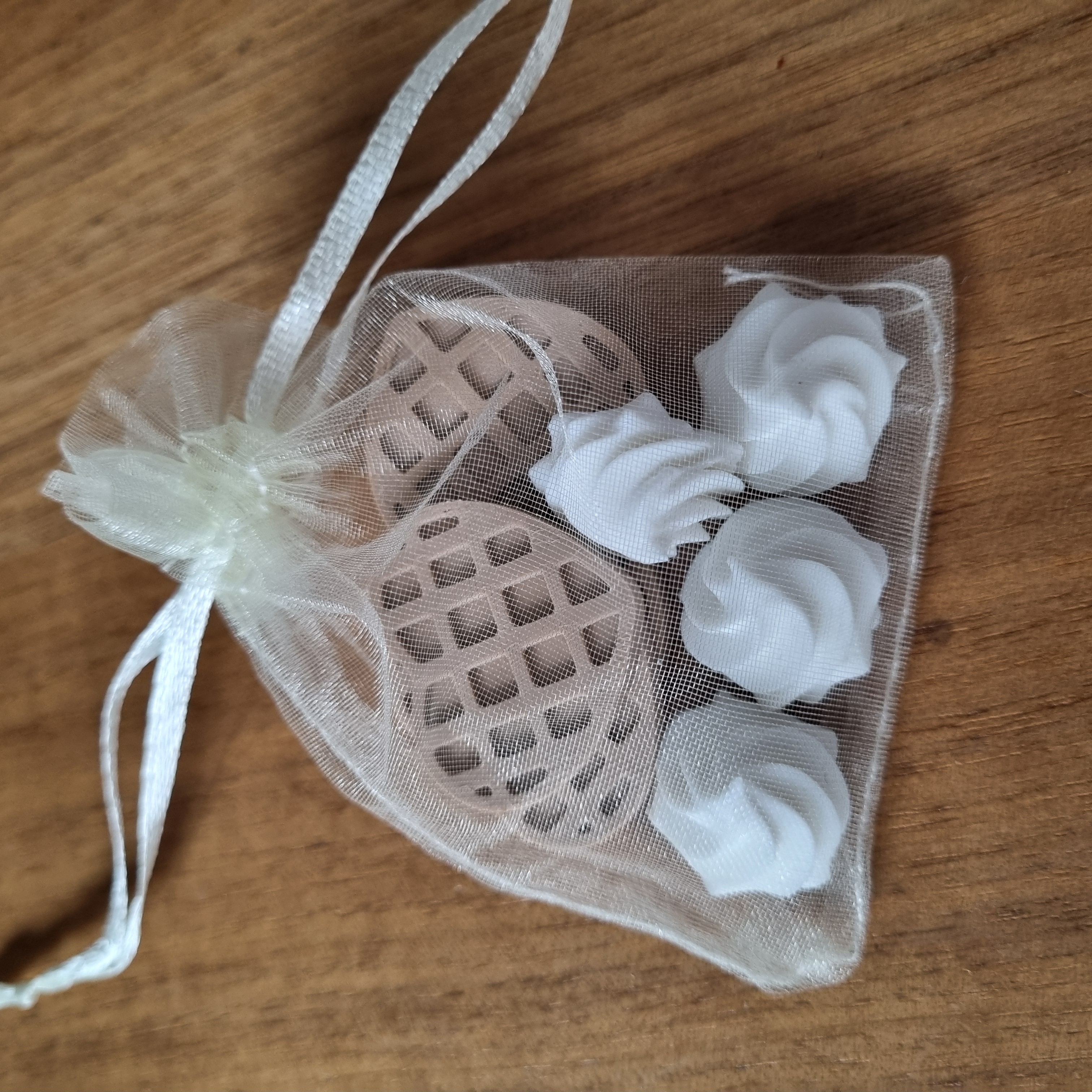 Zakje met slagroomtoefjes/wafeltjes