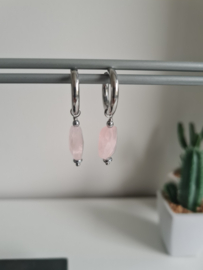 Zilveren oorringen met roze hanger