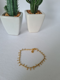 Armbandje spike goud