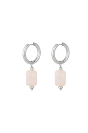 Zilveren oorringen met roze hanger