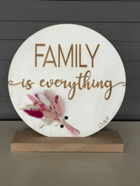 Houten cirkel “family is everything”