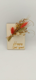Houten kaartje met droogbloemen 'happy new year'