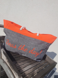 Strandtas fluo oranje 'Seas the day'