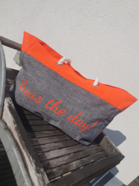 Strandtas fluo oranje 'Seas the day'