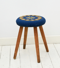 Vintage Krukje met geborduurde top