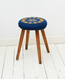 Vintage Krukje met geborduurde top