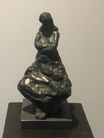 Zittende vrouw in overpeinzing, brons
