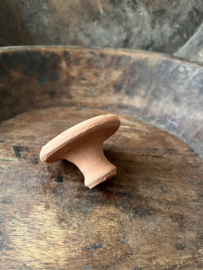 Handgemaakte terracotta voet scrubsteen rond