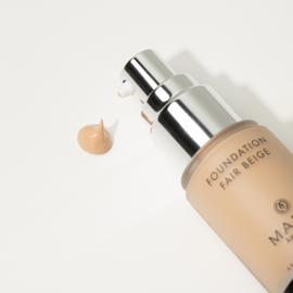 FOUNDATION FAIR BEIGE MARIA ÅKERBERG | Foundation Fair Beige is geschikt voor een vrij lichte huid met een neutrale ondertoon.