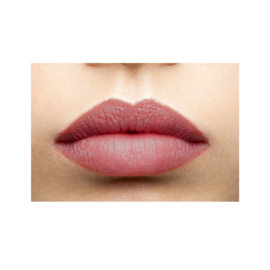 LIP CARE COLOR REBEl | een donkere paarsroze lippenstift met een koele tint en veel pigment