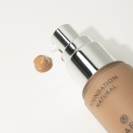 FOUNDATION NATURAL |  een neutrale tint die geschikt is voor een vrij lichte huid.