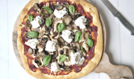 Pizza tonijn met paddenstoelen en buffelmozzarella