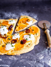 Pizza met pompoen, burrata, balsamico-uitjes en tijm