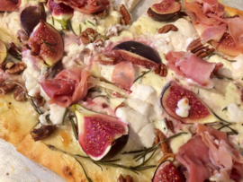 Pizza vijgen met ham en noten