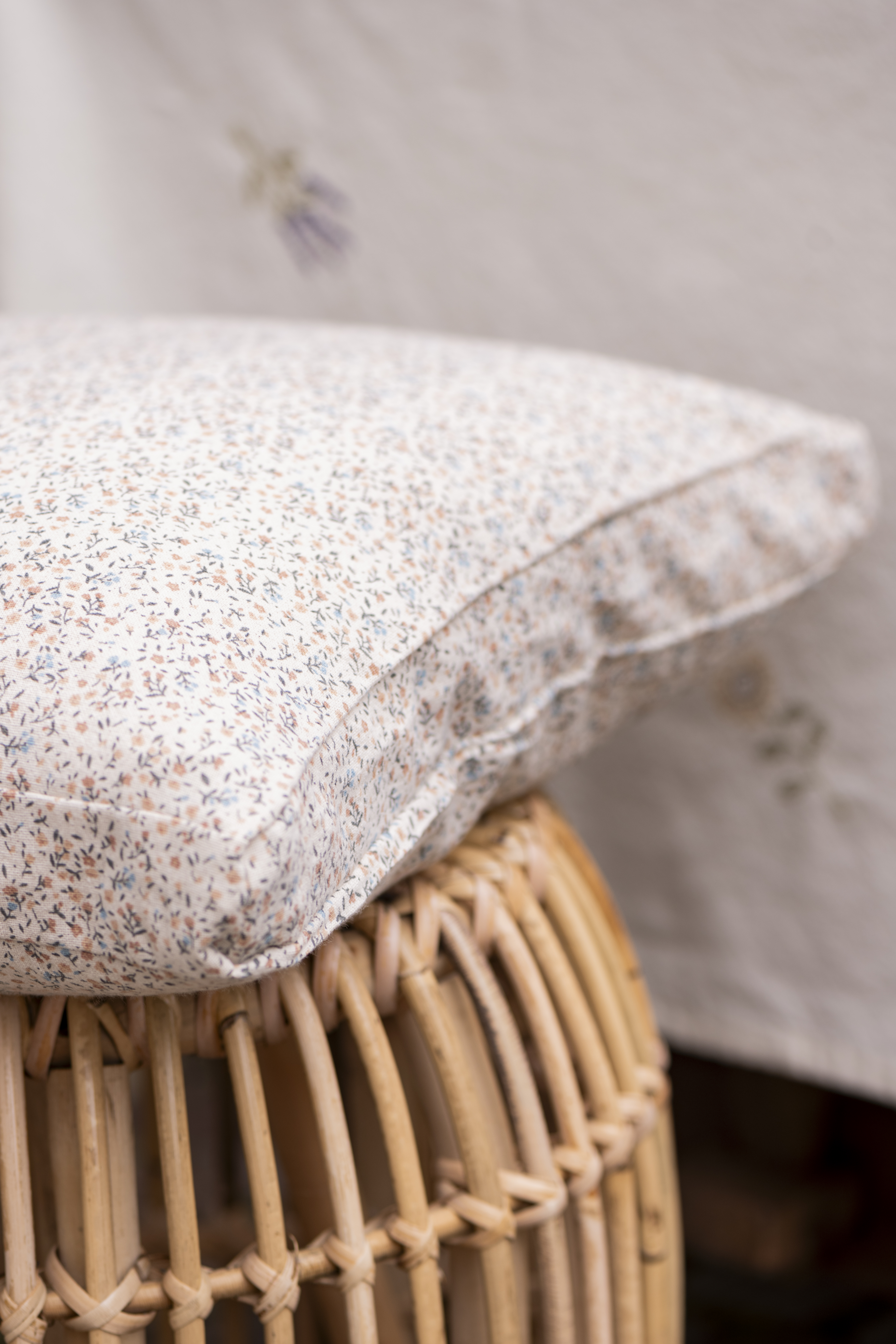 Box kussenhoes | Naturel met gekleurde bloemetjes | IB Laursen