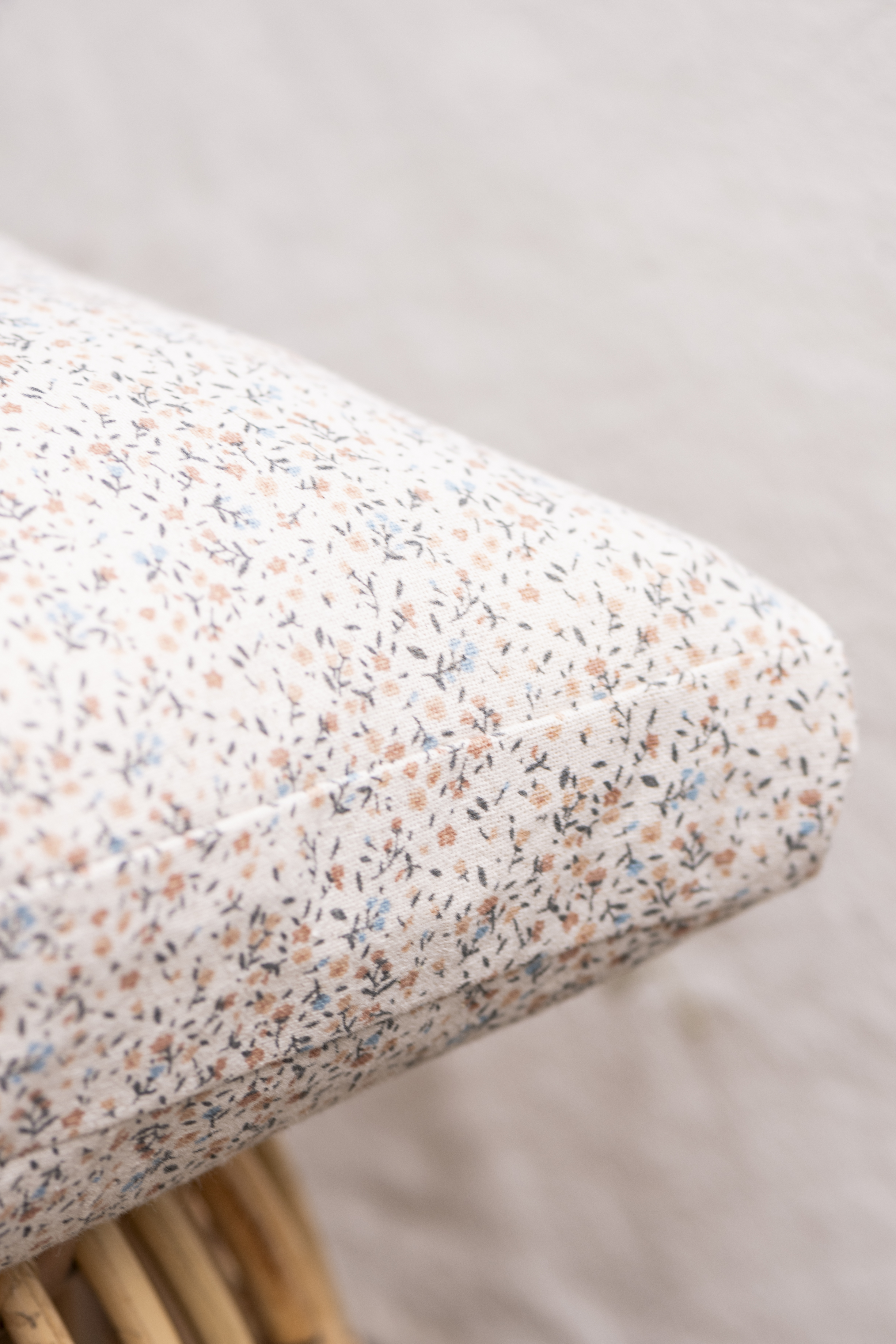 Box kussenhoes | Naturel met gekleurde bloemetjes | IB Laursen