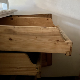 Zweeds bureau met handgeschilderde deurtjes
