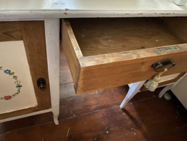 Zweeds bureau met handgeschilderde deurtjes