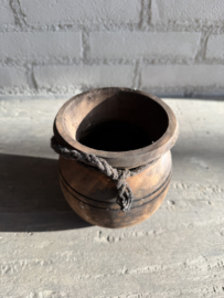 Klein houten kruikje met touw