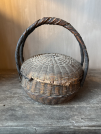 Rieten mand met deksel