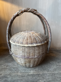 Rieten mand met deksel