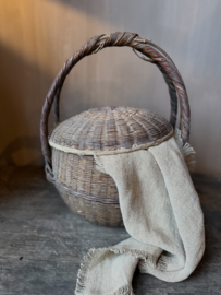 Rieten mand met deksel