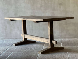 Aura Peeperkorn eettafel kloostertafel