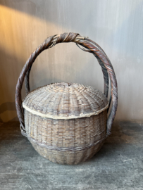 Rieten mand met deksel