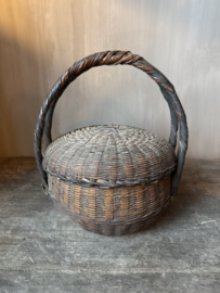 Rieten mand met deksel