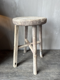 Uniek houten krukje rond nr.5