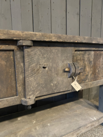 Old barn sidetable met deurtje en onderblad