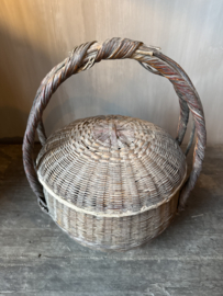 Rieten mand met deksel