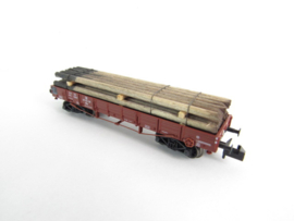 Fleischmann 8735 8701K N DR Platte wagen (Amerikaans ontwerp), type OOn, 4-assig, bruin, beladen met telegraafpalen in ovp