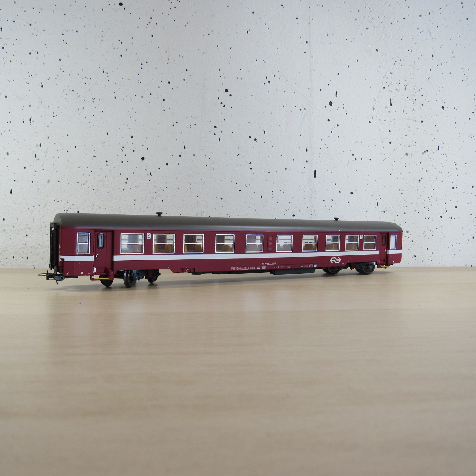 Heris 12133 NS K4 (gehuurd van NMBS) rijtuig in ovp