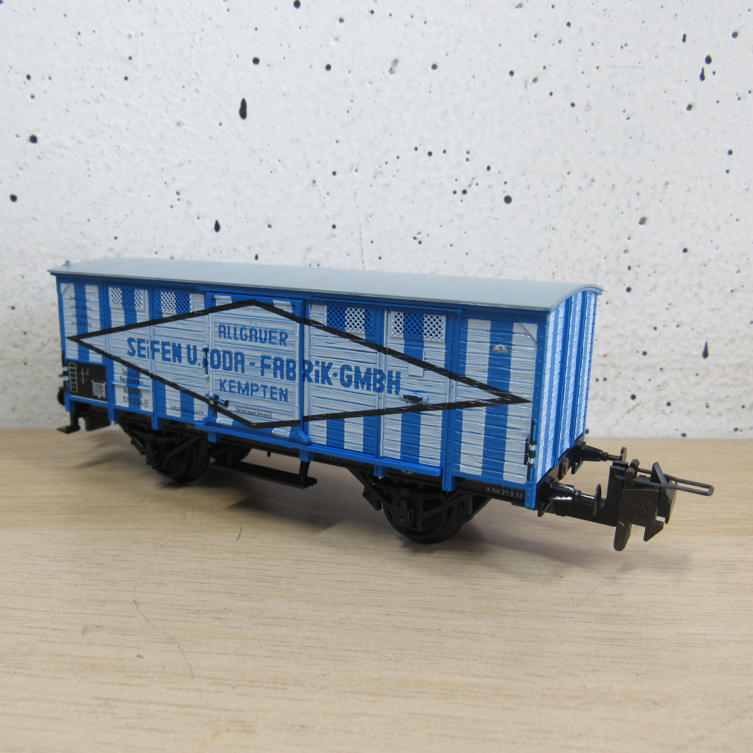 Trix express 33522 DR gesloten wagen in ovp