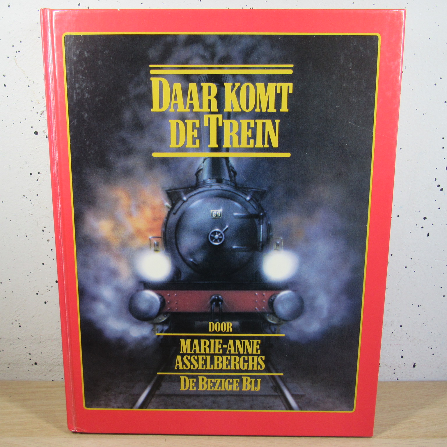 Daar komt de trein boek