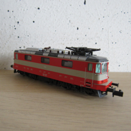 Hobbytrain H3022 N SBB Re 4/4 II-SE (Digitaal), wielopstelling Bo'Bo', oranjerood/lichtgrijs (Swiss-Express Design) in ovp