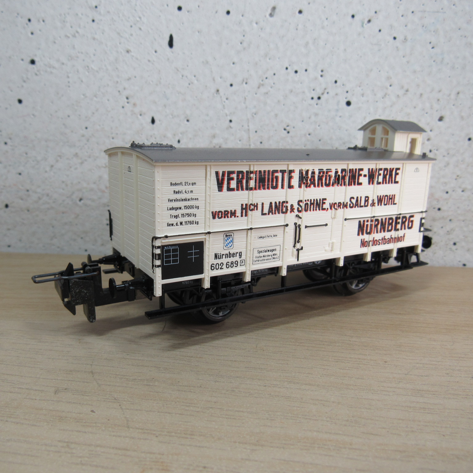 Trix express 33828 K DR gesloten wagen in ovp